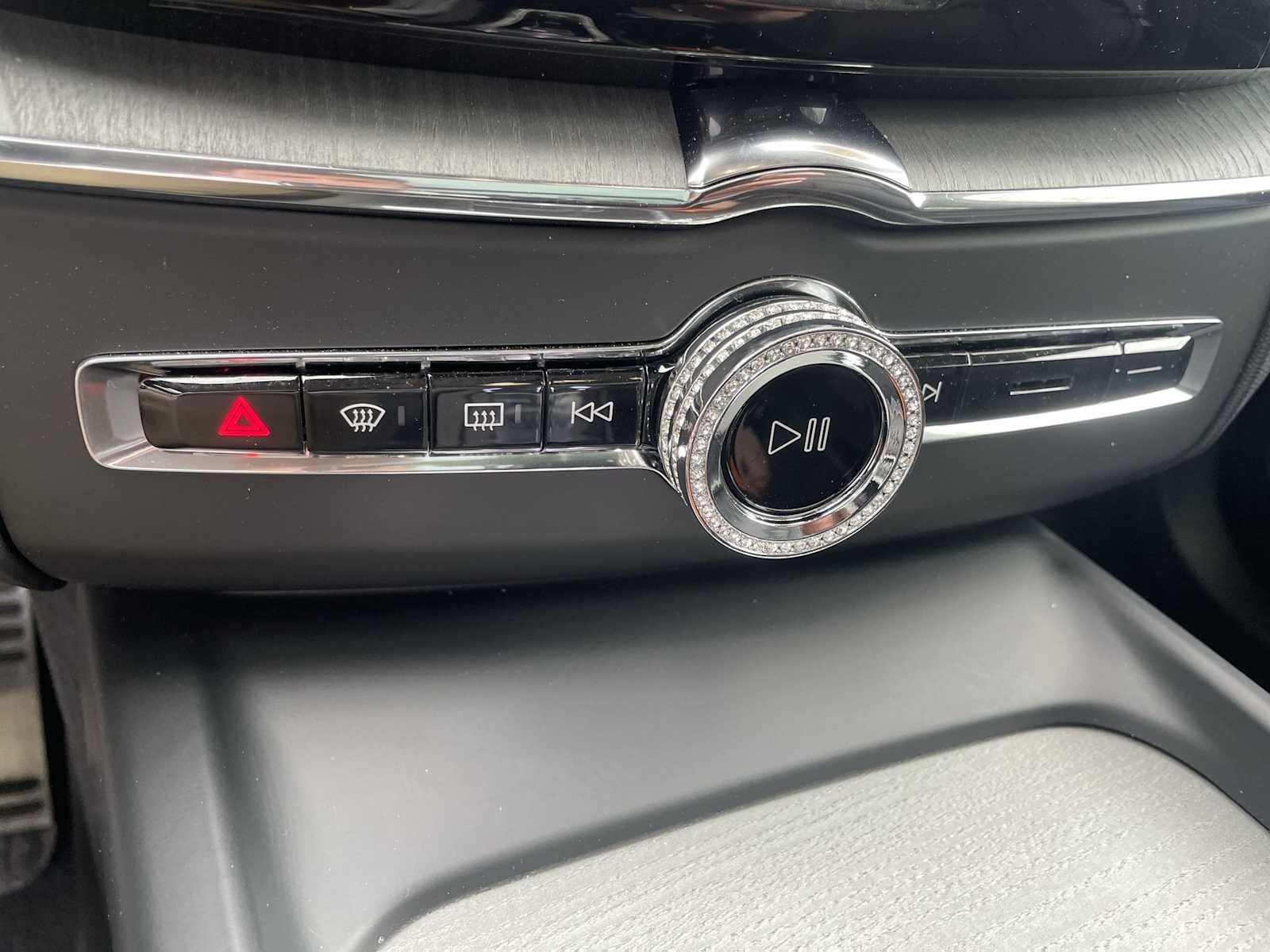 2025 Volvo XC60 Plug-In Hybrid Ultra, T8 AWD Electric/Gasoline, Dark